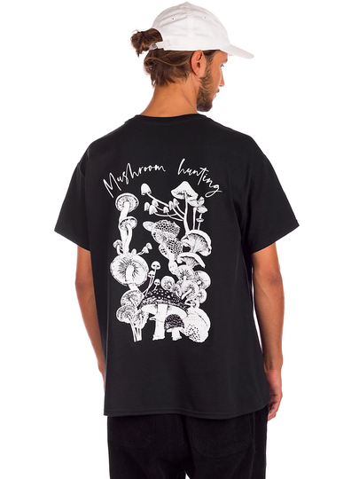 Dravus Mushroom Hunting T-Shirt musta